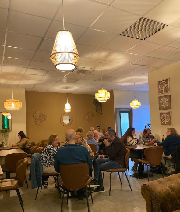 Interior cálido y elegante de la cafetería BARDÚ en Sedaví